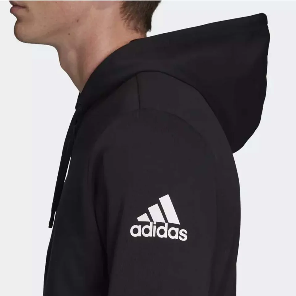 Logo adidas được in ở tay áo tạo điểm nhấn