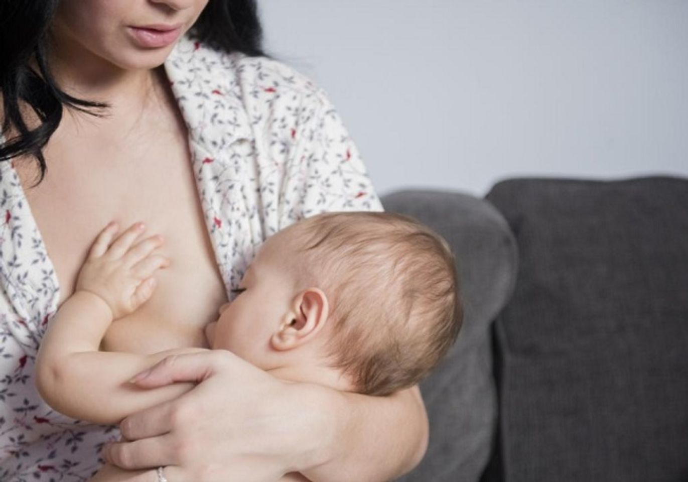 Đang cho con b&uacute; c&oacute; peel da được kh&ocirc;ng