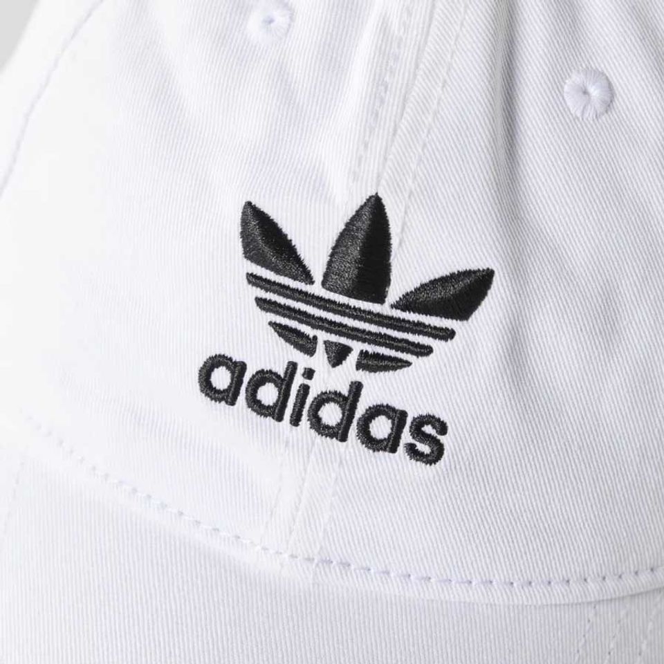 Logo Adidas được thêu tỉ mỉ, sắc nét tạo điểm nhấn cho chiếc mũ