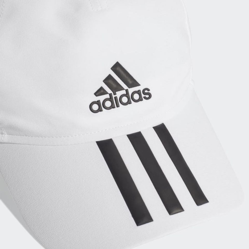 Logo adidas được in sắc nét, tạo điểm nhấn riêng