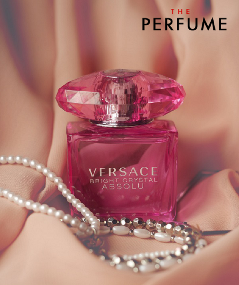 Versace Bright Crystal Absolu được thiết kế với chai thủy tinh sáng sang trọng