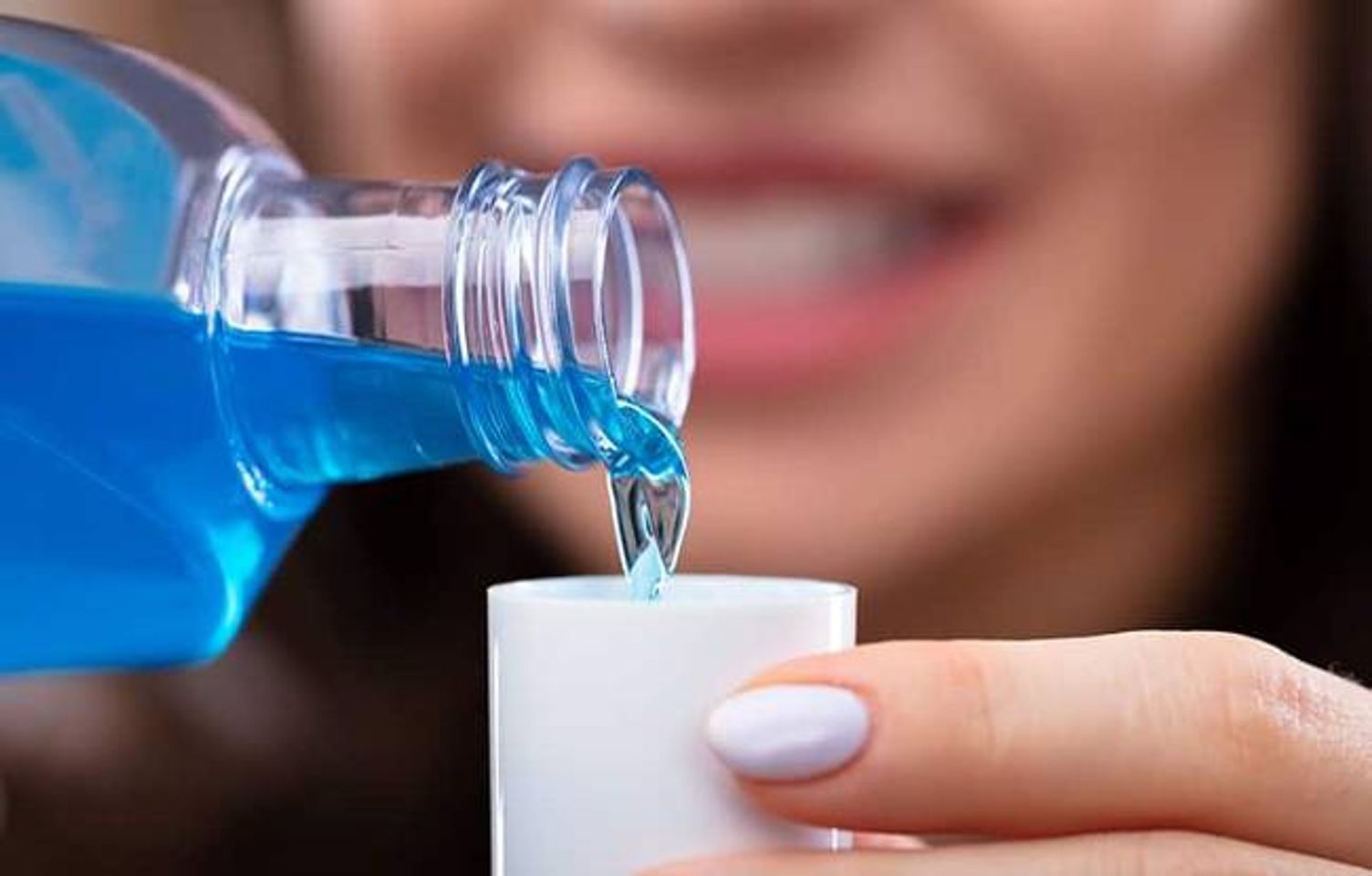 C&aacute;ch d&ugrave;ng nước s&uacute;c miệng Listerine