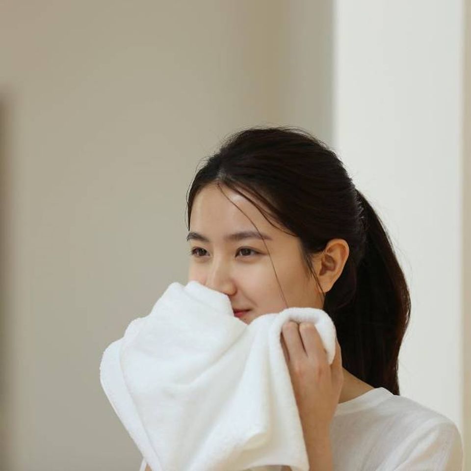 Sử dụng khăn kh&ocirc; để thấm kh&ocirc; to&agrave;n bộ da mặt