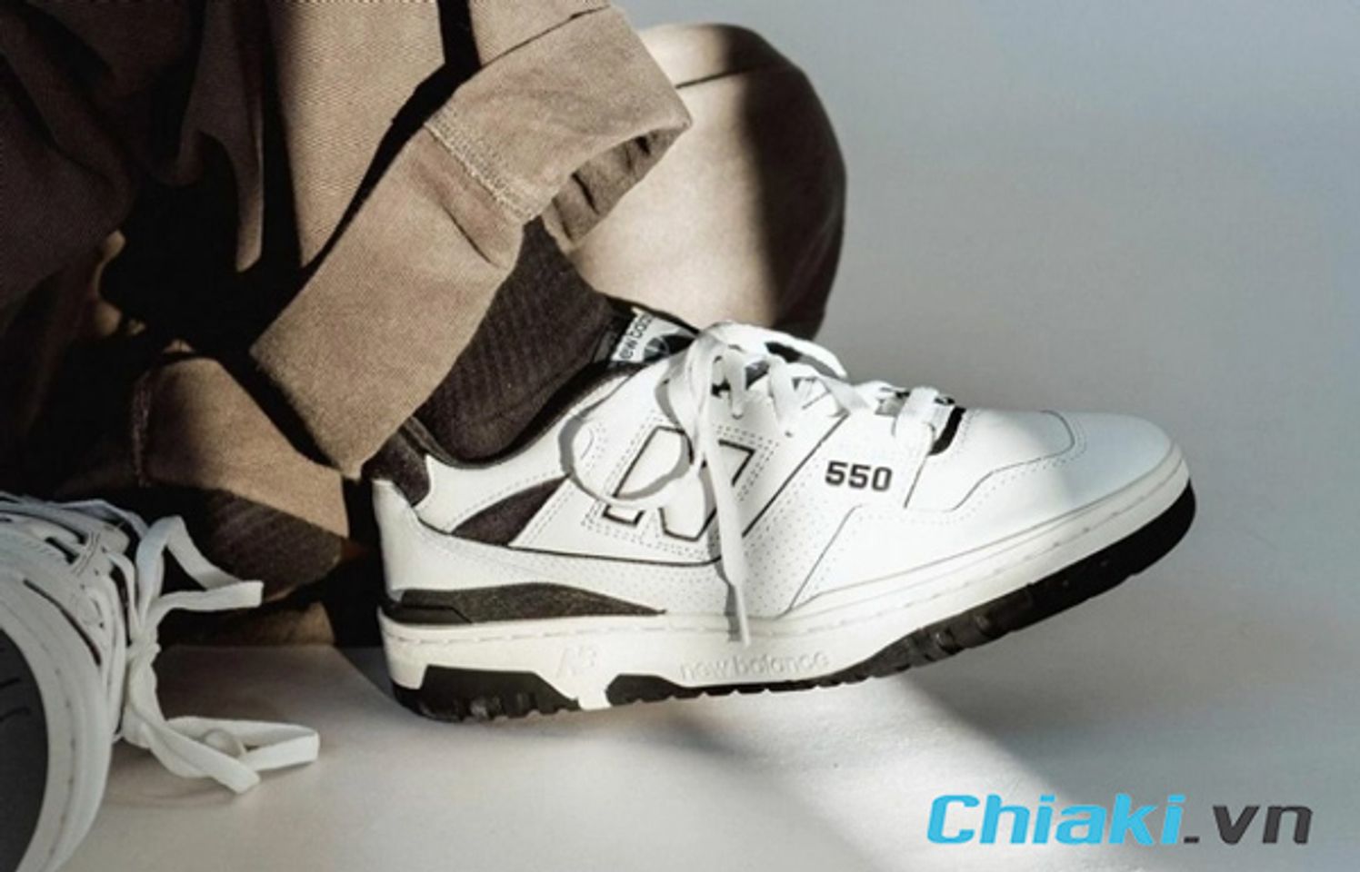 Gi&agrave;y đ&ocirc;i t&igrave;nh nh&acirc;n đẹp New Balance 550 ấn tượng