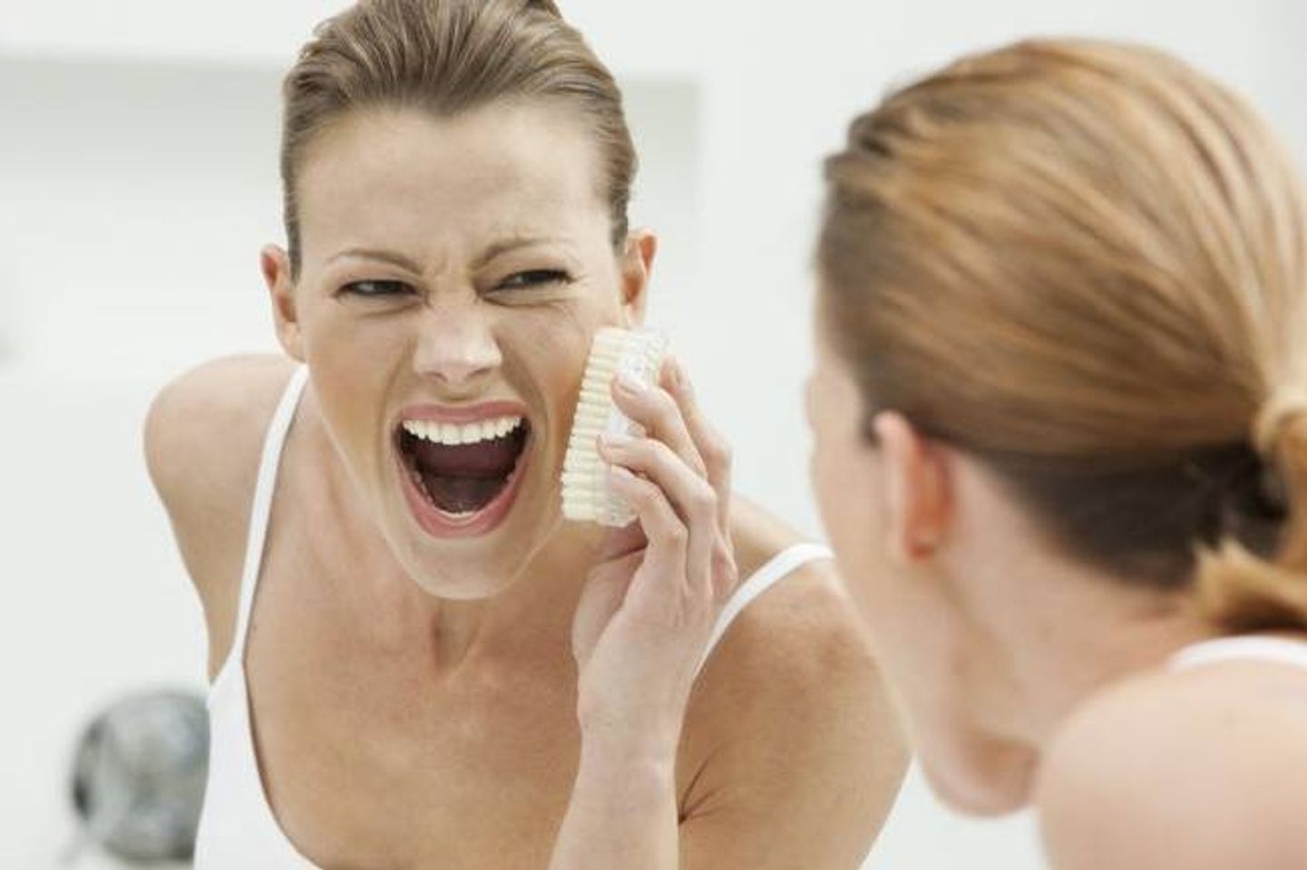 Khi sử dụng sữa rửa mặt tẩy tế b&agrave;o chết tr&aacute;nh ch&agrave; x&aacute;t qu&aacute; mạnh