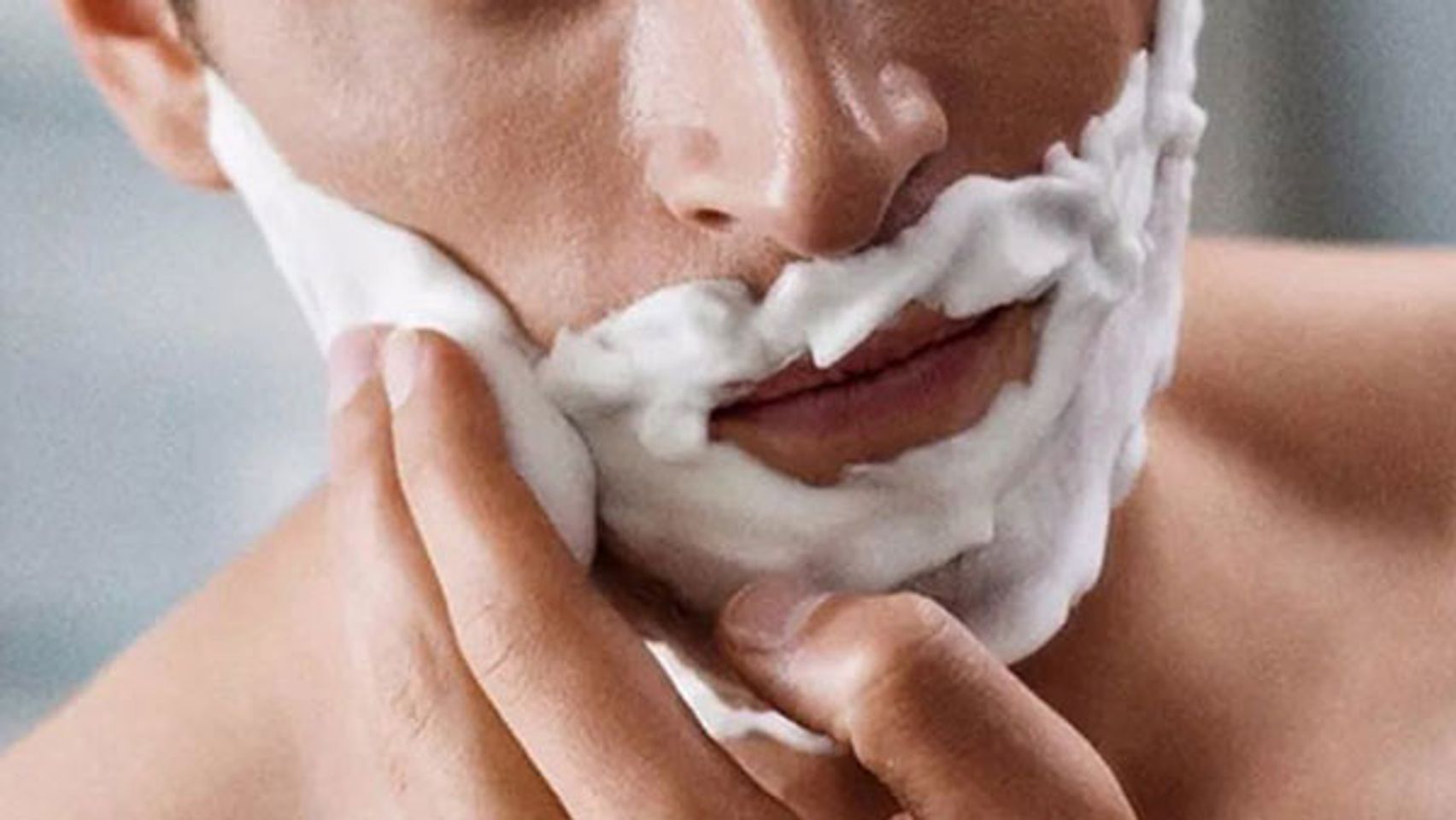 Tại c&aacute;c vị tr&iacute; cần cạo c&oacute; thể thoa kem hoặc bọt