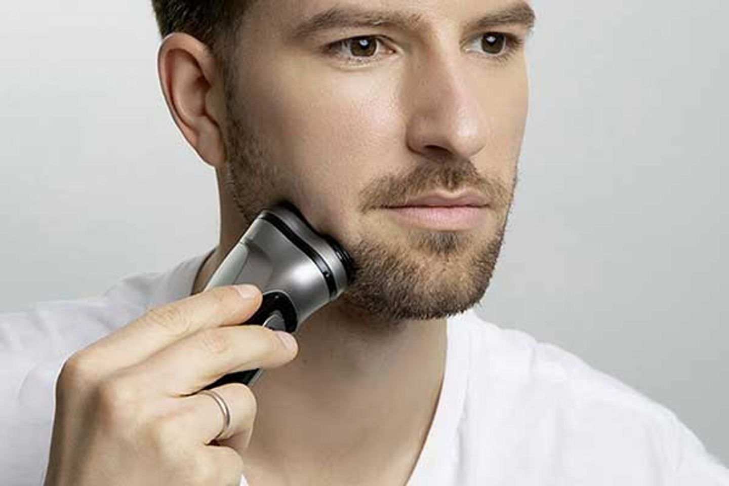 Di chuyển m&aacute;y cạo ngược với chiều r&acirc;u mọc