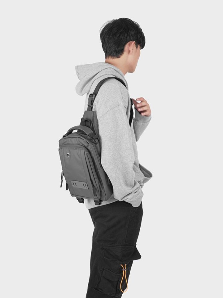 c&aacute;ch phối đồ với t&uacute;i đeo ch&eacute;o nam năng động