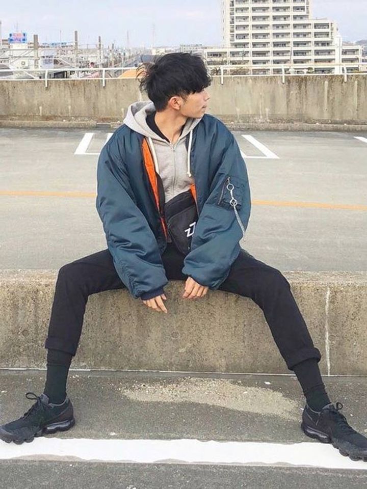 phối đồ với t&uacute;i đeo ch&eacute;o nam phong c&aacute;ch street style