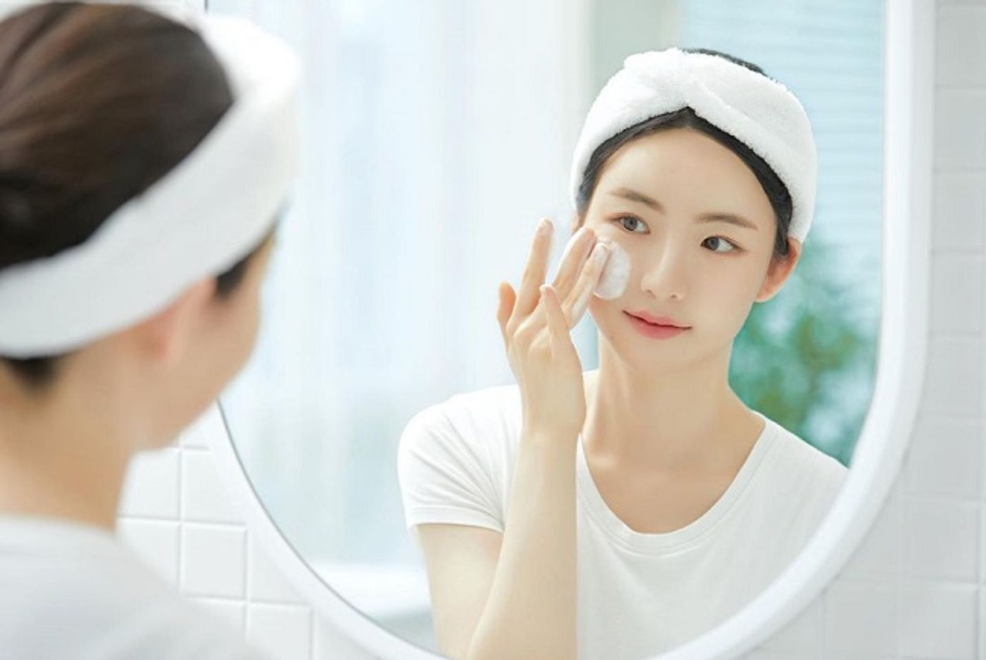 C&oacute; n&ecirc;n d&ugrave;ng sữa rửa mặt khi bị mụn