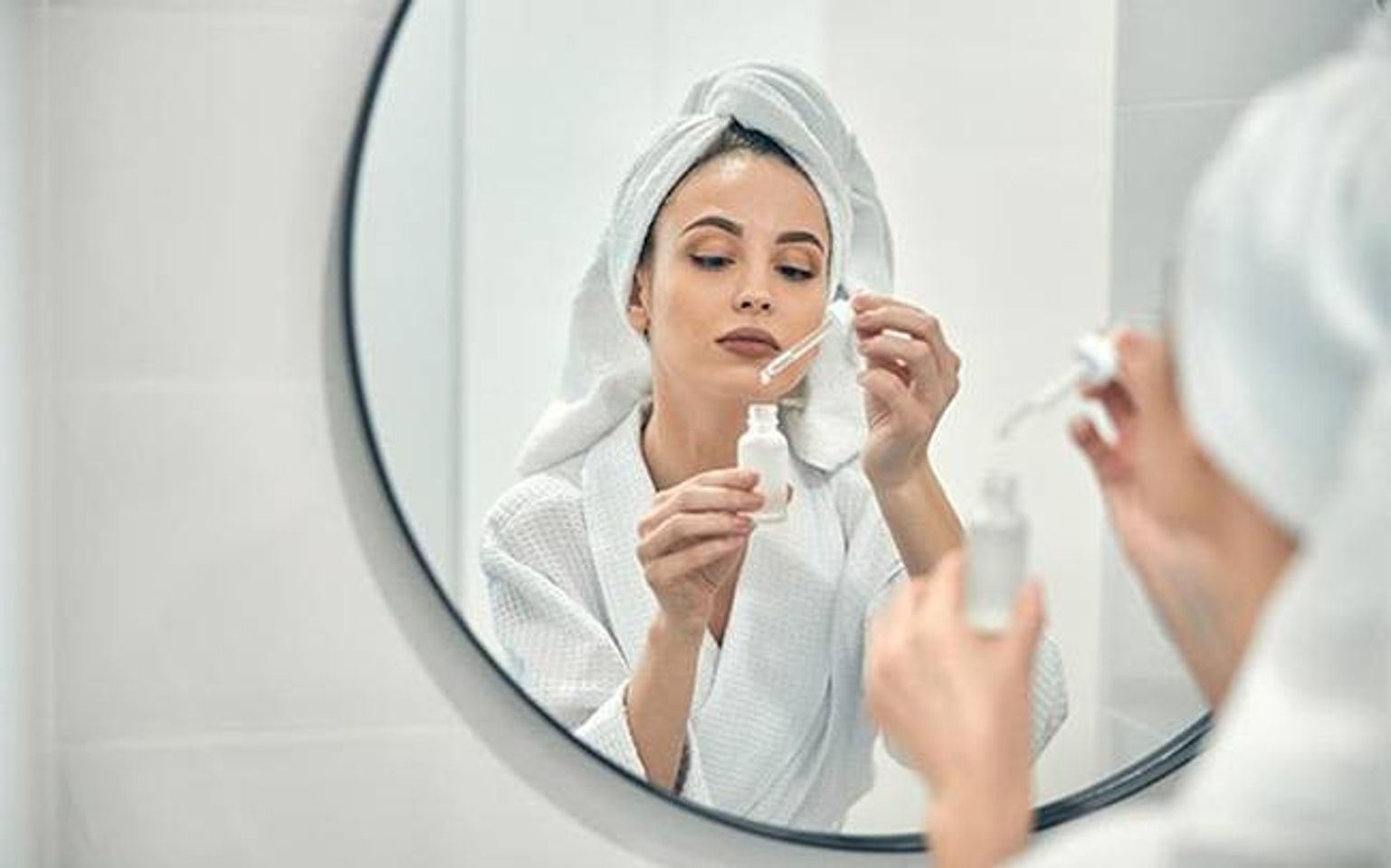 Thoa Serum bao l&acirc;u th&igrave; thoa kem dưỡng? Thoa Serum xong v&agrave; đợi khoảng 3 -5 ph&uacute;t sau đ&oacute; b&ocirc;i kem dưỡng