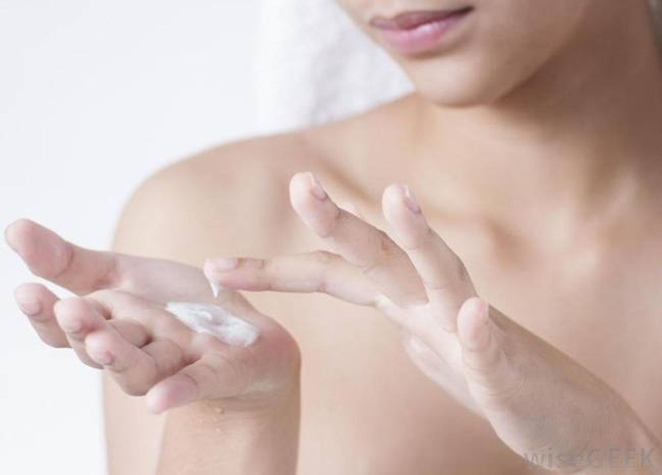 Sử dụng kem dưỡng ẩm cho da trong qu&aacute; tr&igrave;nh trị mụn ẩn
