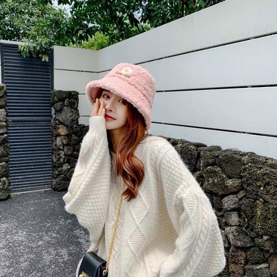 mũ bucket l&ocirc;ng cừu phối với &aacute;o len 