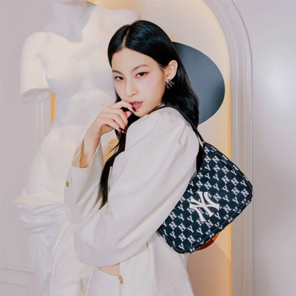 t&uacute;i x&aacute;ch kẹp n&aacute;ch h&agrave;ng hiệu MLB Monogram Jacquard Hobo 3ABQS012N-50BKS Ss2022 đẹp