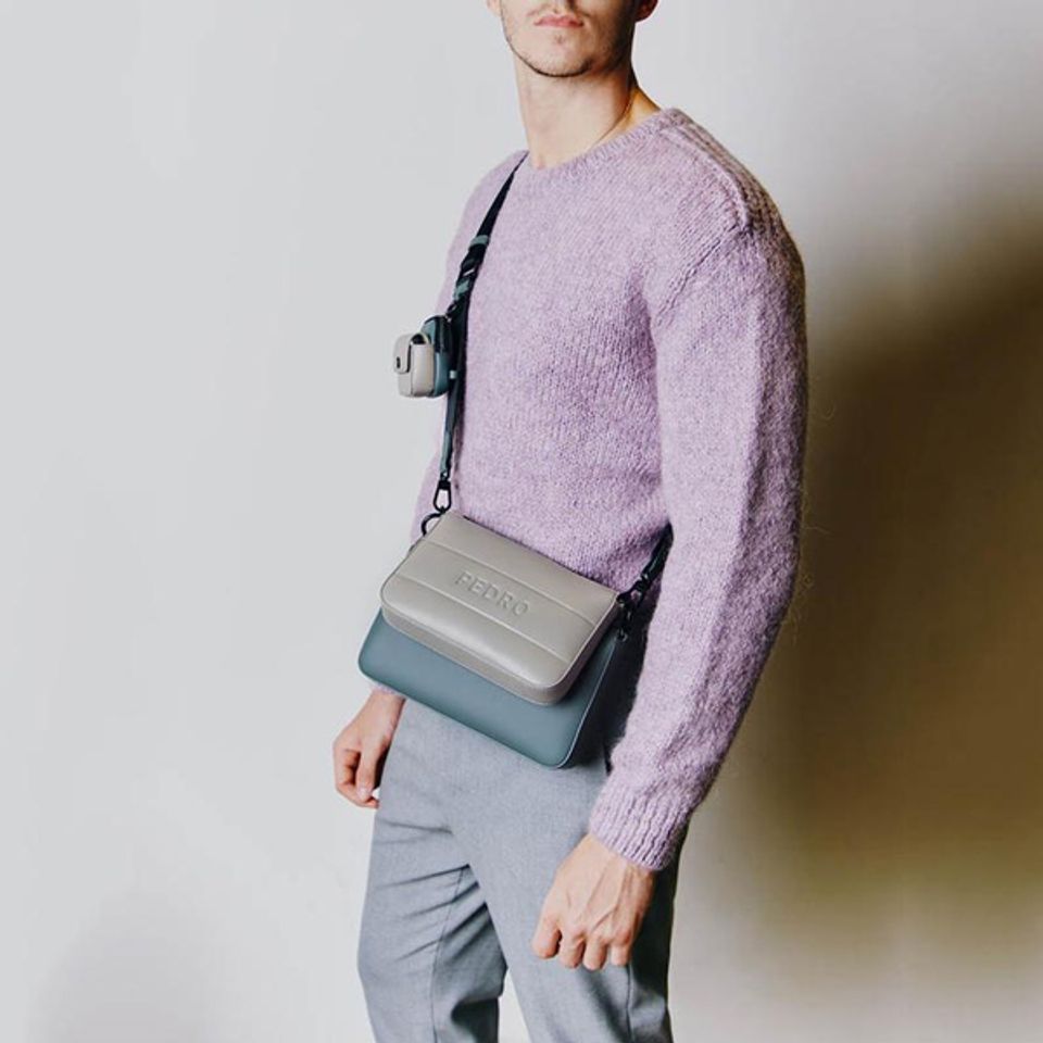 T&uacute;i đeo ch&eacute;o nam h&agrave;ng hiệu Pedro Sling Bag With Earphone PM2-25210199