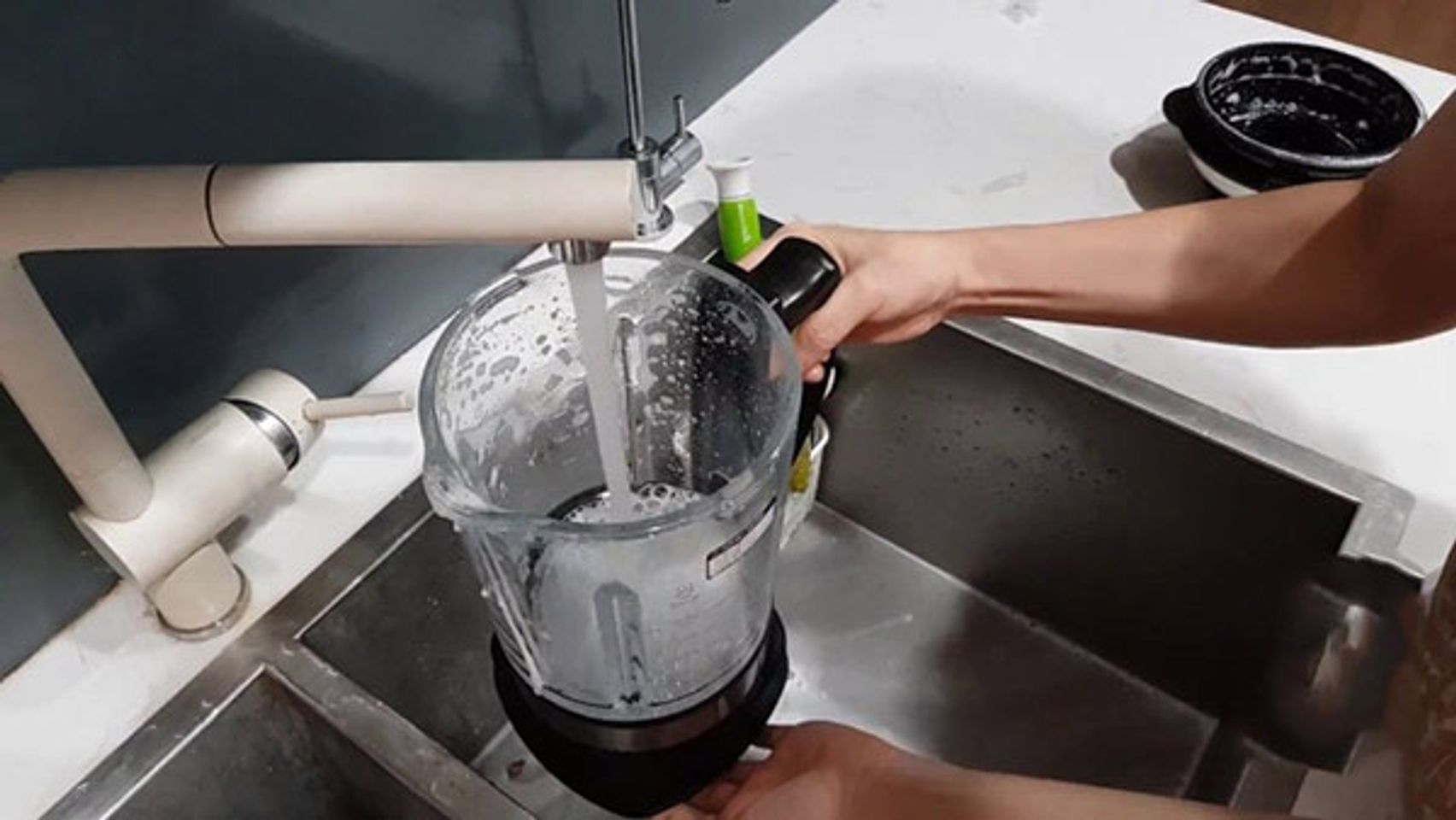 Vệ sinh phần cối xay v&agrave; phần lưỡi dao của m&aacute;y