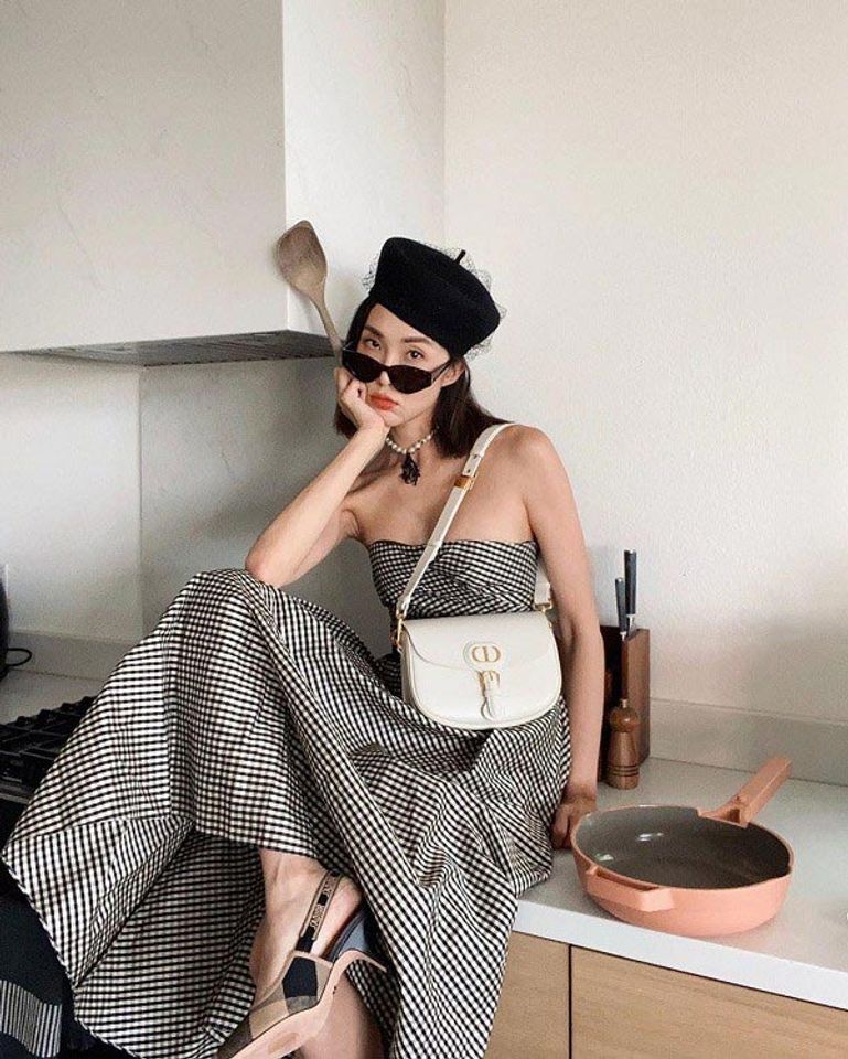 mix t&uacute;i kẹp n&aacute;ch m&agrave;u trắng với v&aacute;y