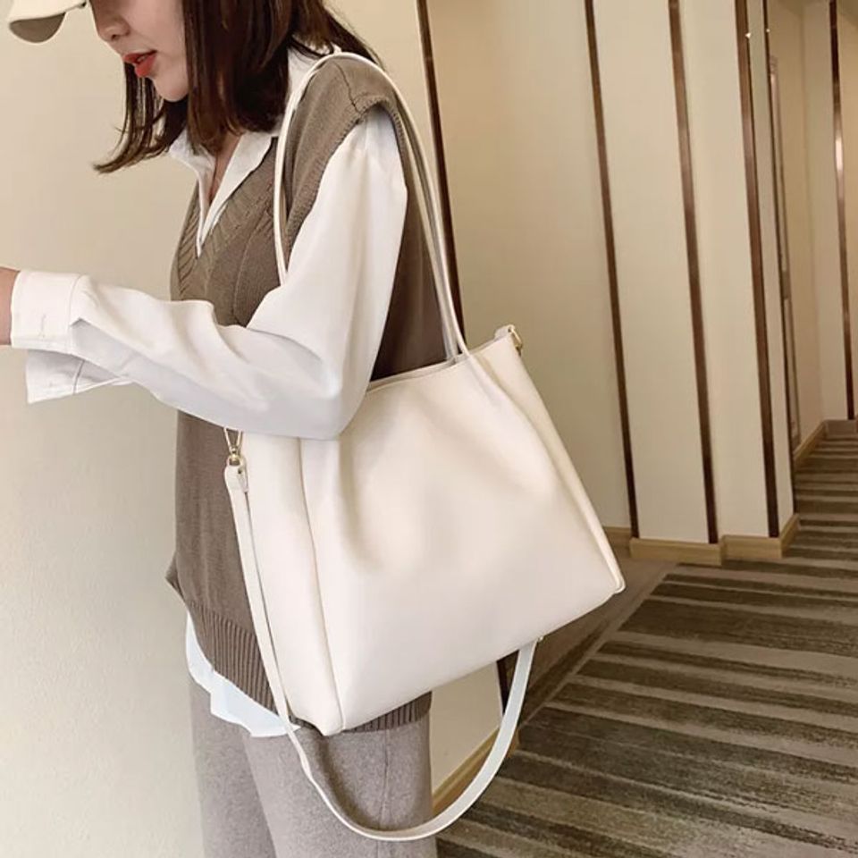 t&uacute;i kẹp n&aacute;ch m&agrave;u trắng mix c&ugrave;ng đồ m&agrave;u x&aacute;m