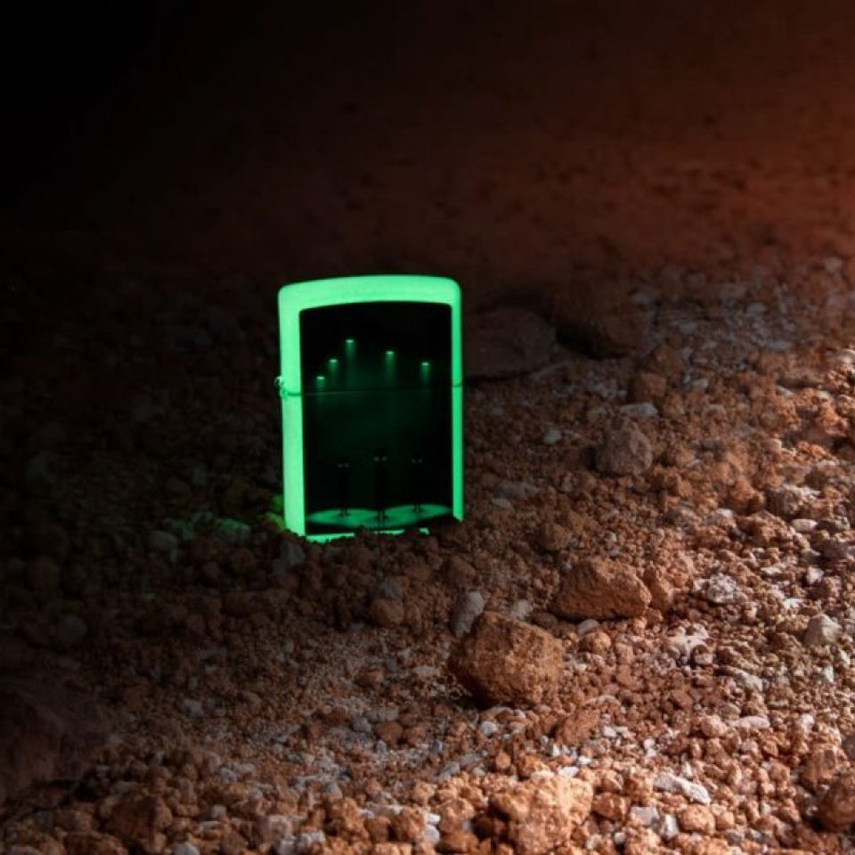 Bật lửa Zippo 49487 Aliens Design Glow-In-the-Dark
