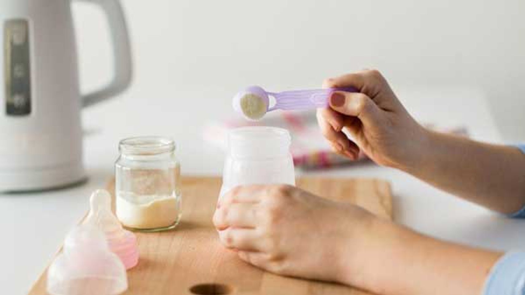 khi gặp dấu hiệu trẻ kh&ocirc;ng hợp sữa c&ocirc;ng thức th&igrave; cần xem lại c&aacute;ch pha sữa