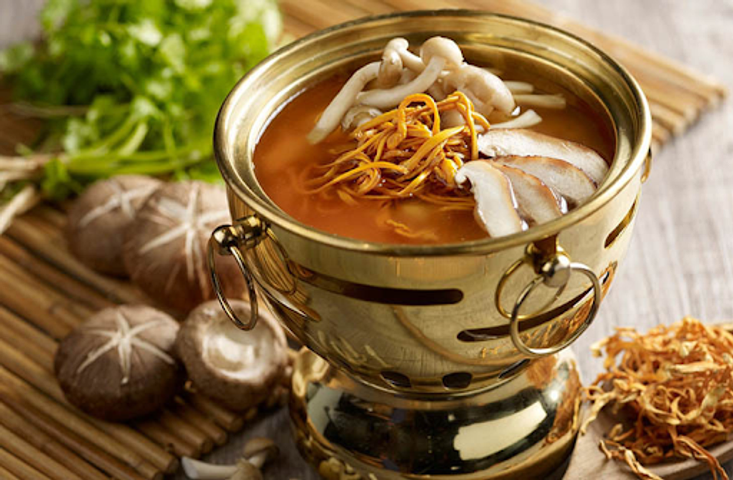 Chế biến tr&ugrave;ng thảo th&agrave;nh c&aacute;c m&oacute;n ăn bổ dưỡng