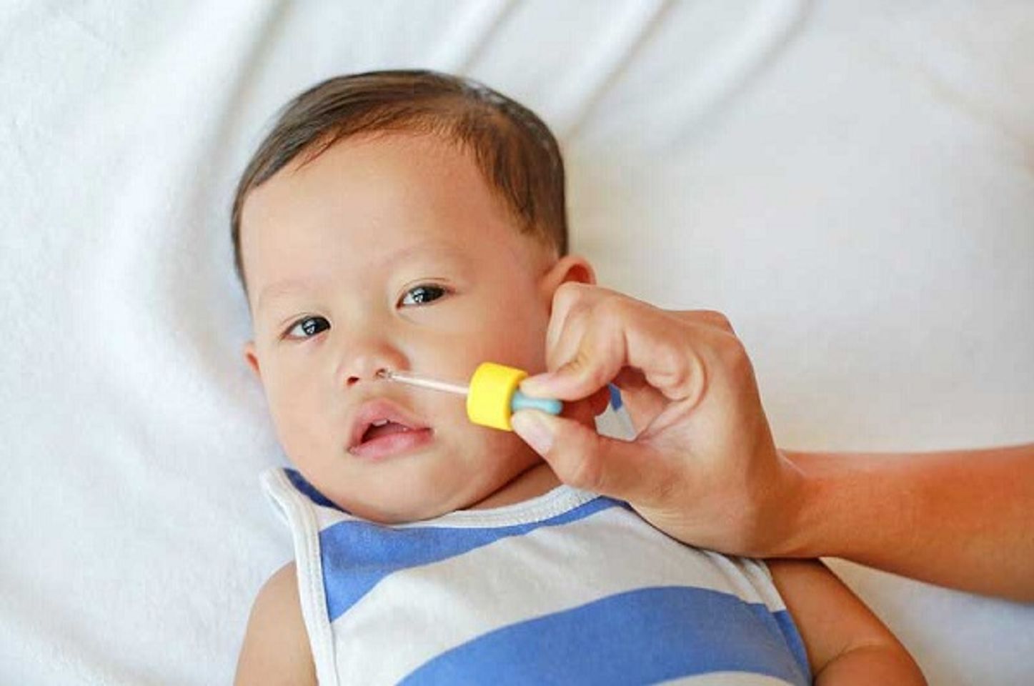 Cho trẻ ngửi tinh dầu tr&agrave;m&nbsp;