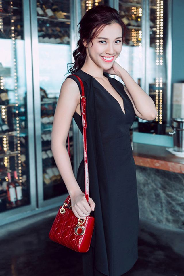 Đầm đen phối với túi xách màu đỏ quyến rũ