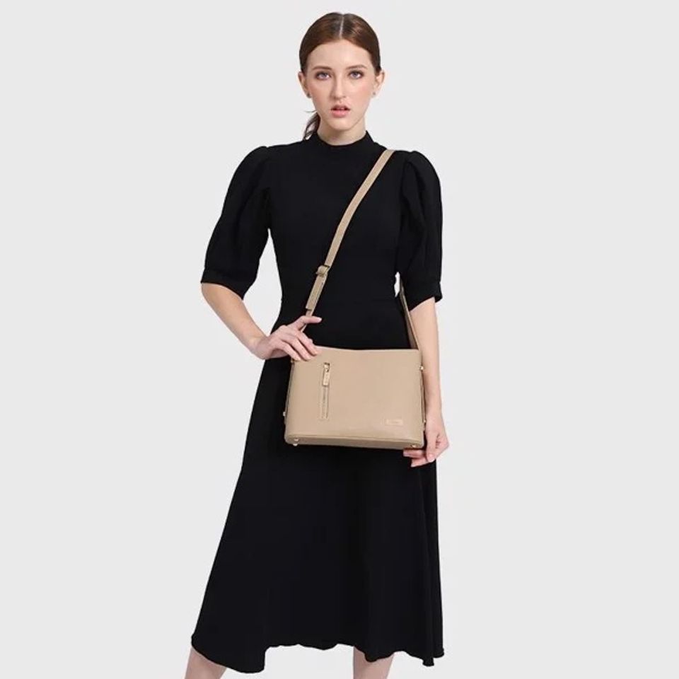 đầm đen mix với túi nâu nhạt