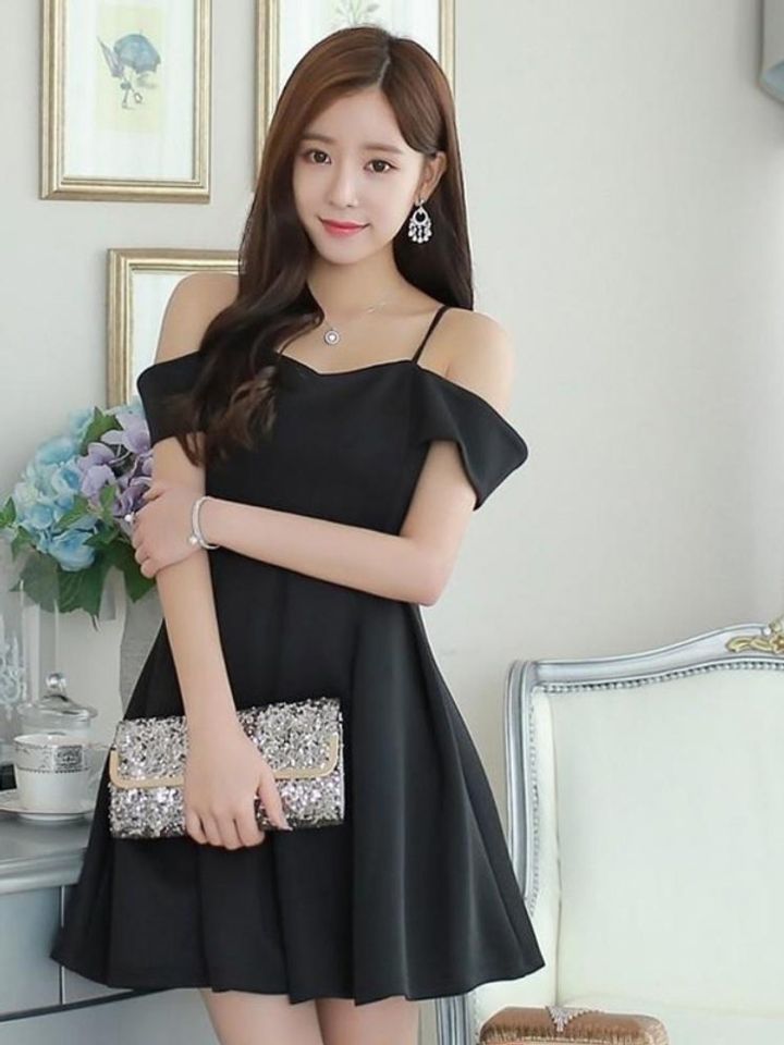 Đầm đen phối với túi xách ánh kim quyến rũ