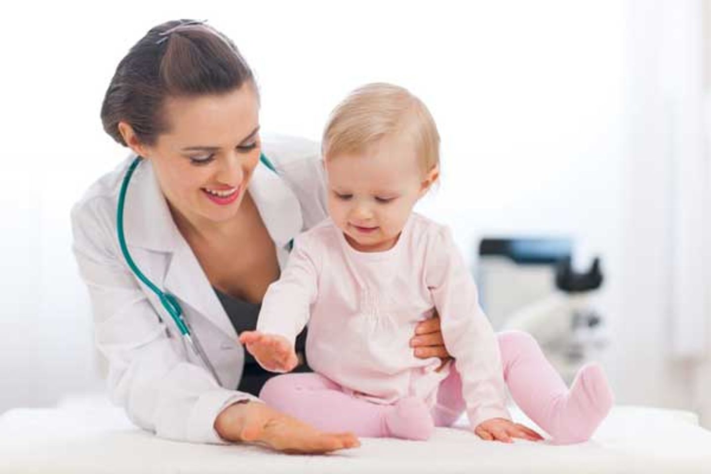 khi c&oacute; dấu hiệu trẻ kh&ocirc;ng hợp sữa c&ocirc;ng thức th&igrave; cần đưa trẻ đi kh&aacute;m