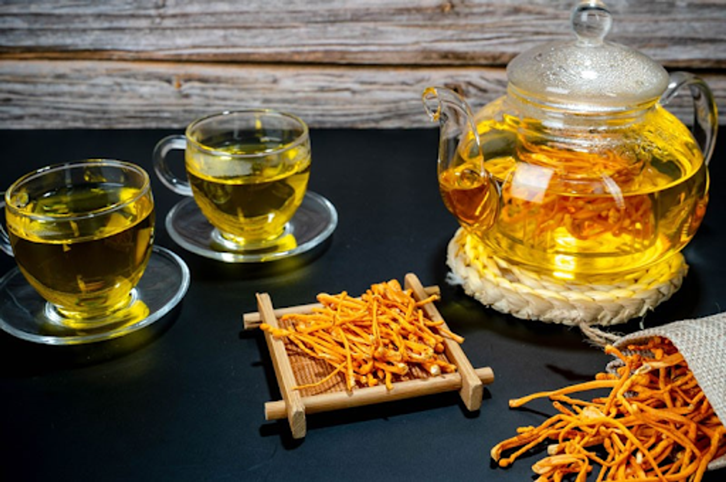 D&ugrave;ng hạ thảo đ&ocirc;ng tr&ugrave;ng kh&ocirc; để pha tr&agrave;