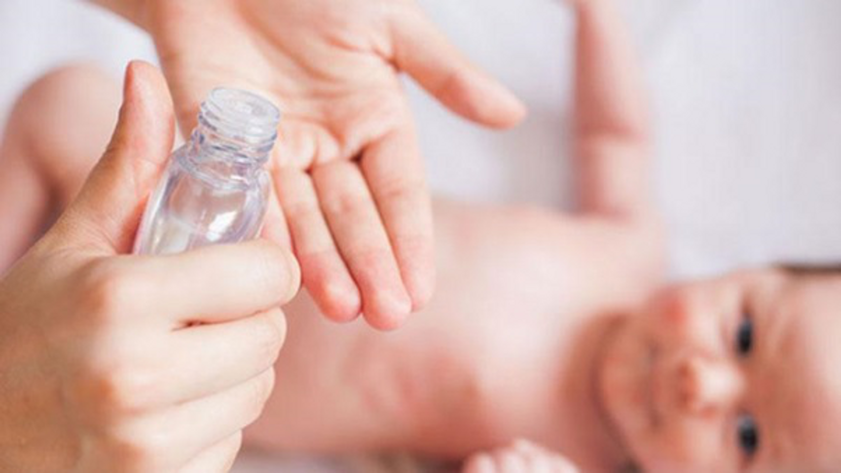 Chữa ngạt mũi cho trẻ sơ sinh bằng dầu tr&agrave;m c&oacute; tốt kh&ocirc;ng