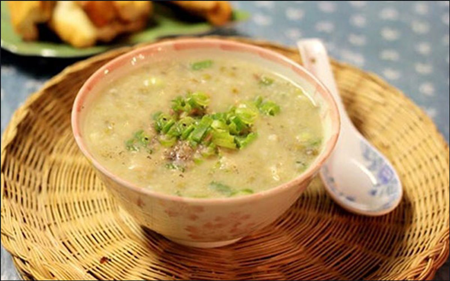 Th&agrave;nh quả m&oacute;n ch&aacute;o thịt bằm đậu xanh nấu bằng m&aacute;y l&agrave;m sữa hạt