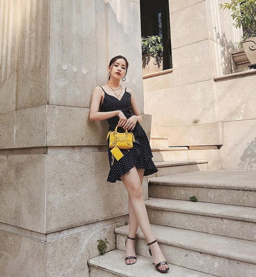 Đầm đen phối với túi xách vàng năng động