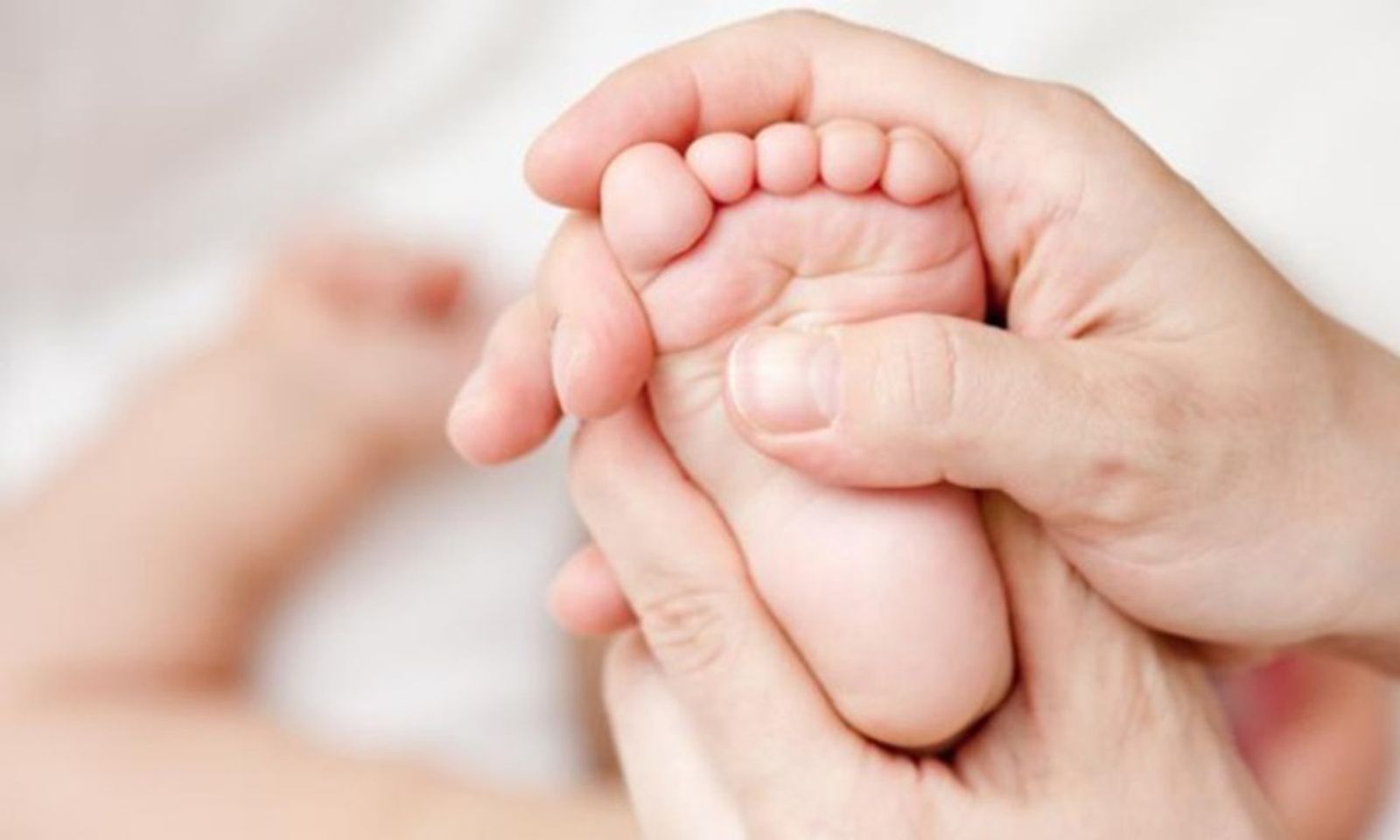 Thoa dầu tr&agrave;m cho b&eacute;&nbsp;
