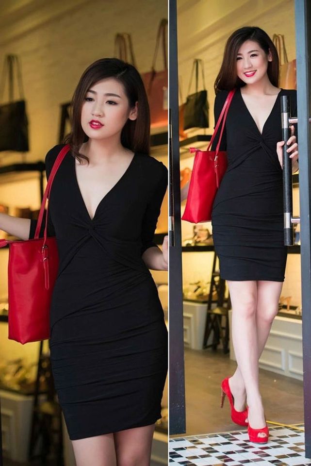 Đầm đen phối với túi xách màu đỏ đẹp