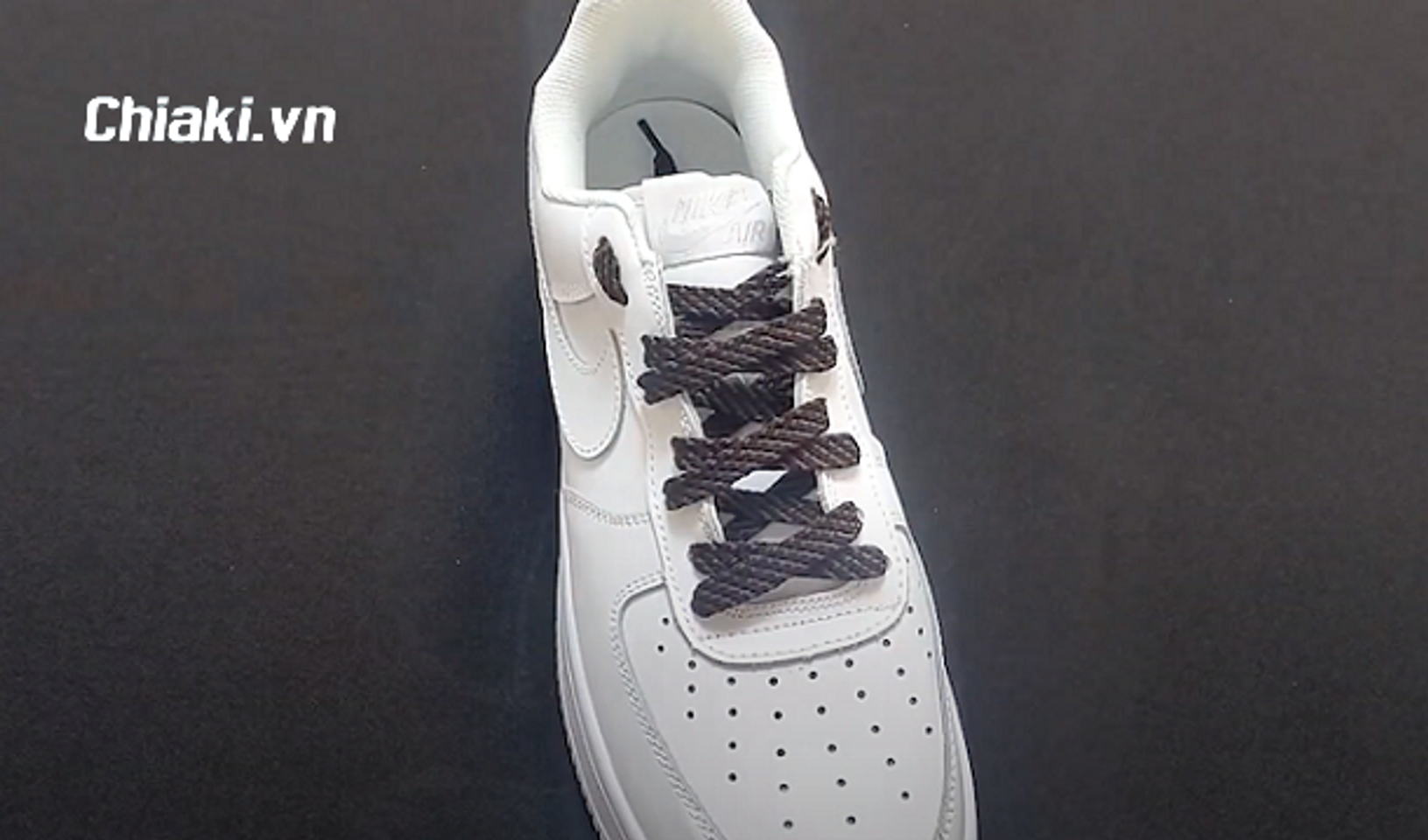 Buộc d&acirc;y gi&agrave;y Nike Air Force 1 vắt ch&eacute;o biến tấu