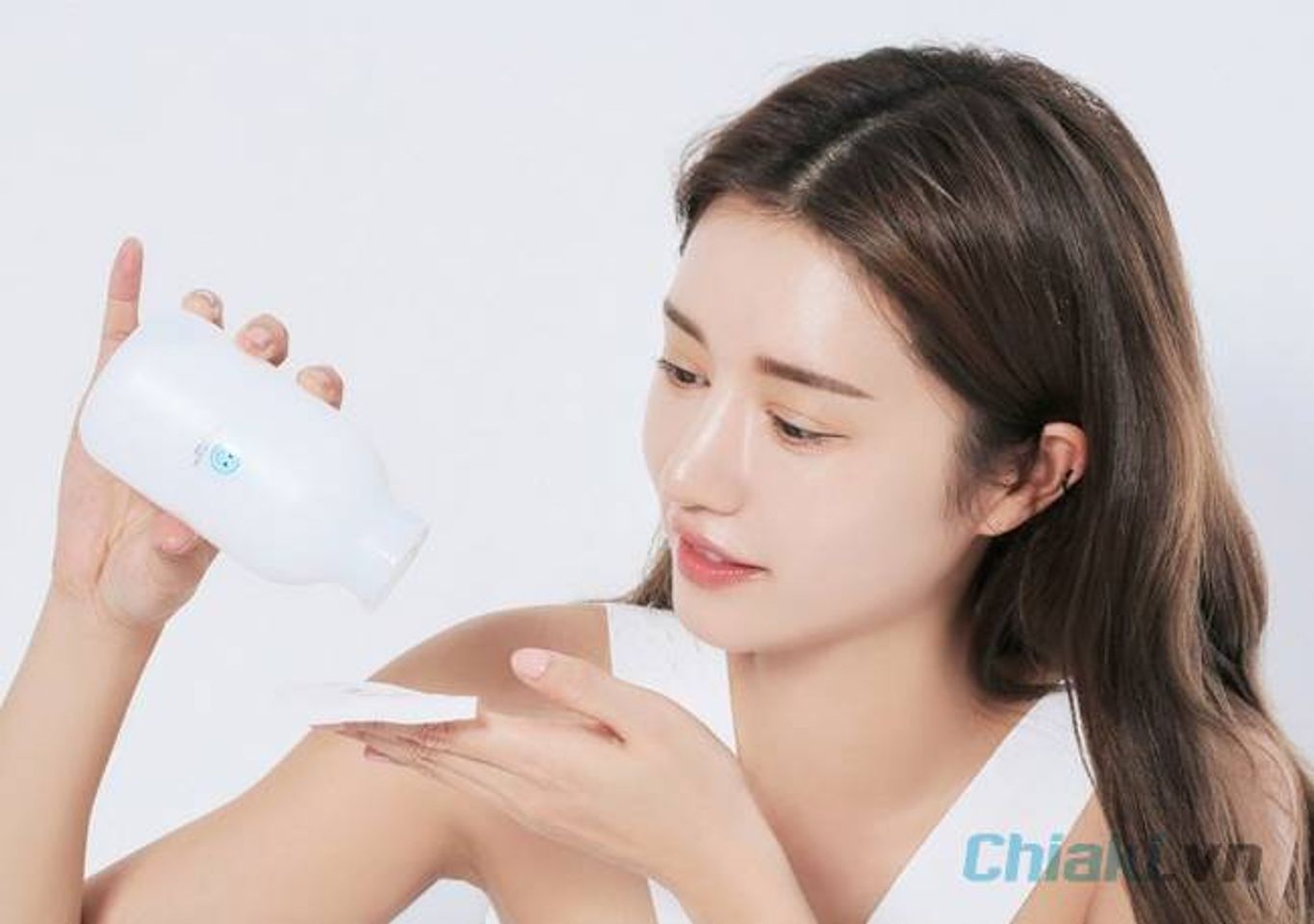 Thực hiện sử dụng nước hoa hồng sau bước rửa mặt 