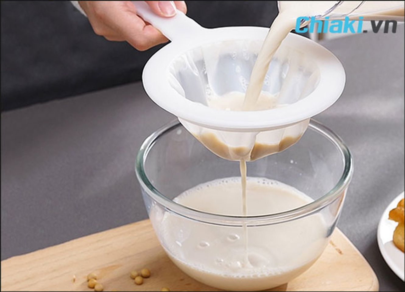 c&aacute;ch l&agrave;m sữa đậu n&agrave;nh bằng m&aacute;y xay sinh tố sẽ phải lọc qua r&acirc;y