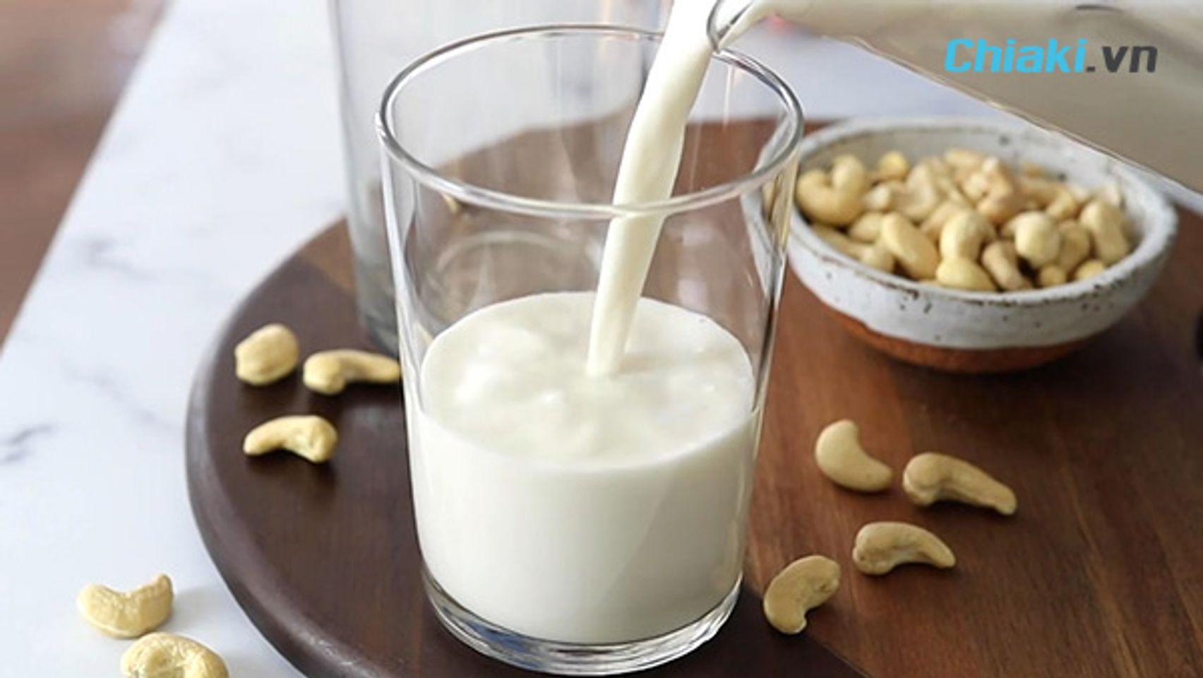 l&agrave;m sữa hạt bằng m&aacute;y xay sinh tố