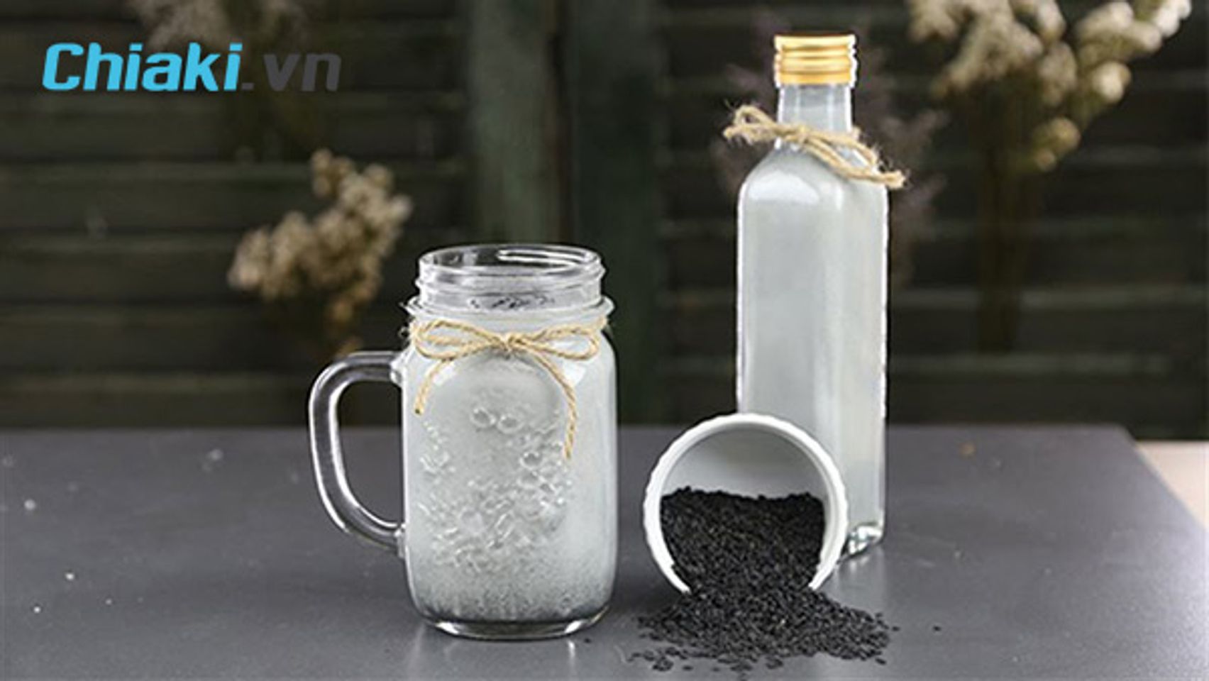 c&aacute;ch l&agrave;m sữa hạt bằng m&aacute;y xay sinh tố với m&egrave; đen