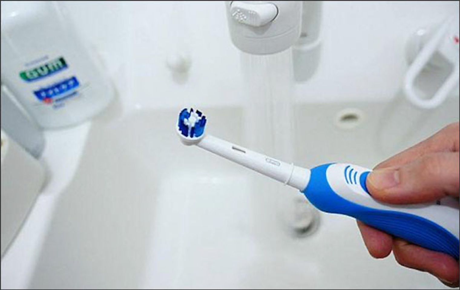 c&aacute;ch vệ sinh v&agrave; bảo quản b&agrave;n chải điện Oral B