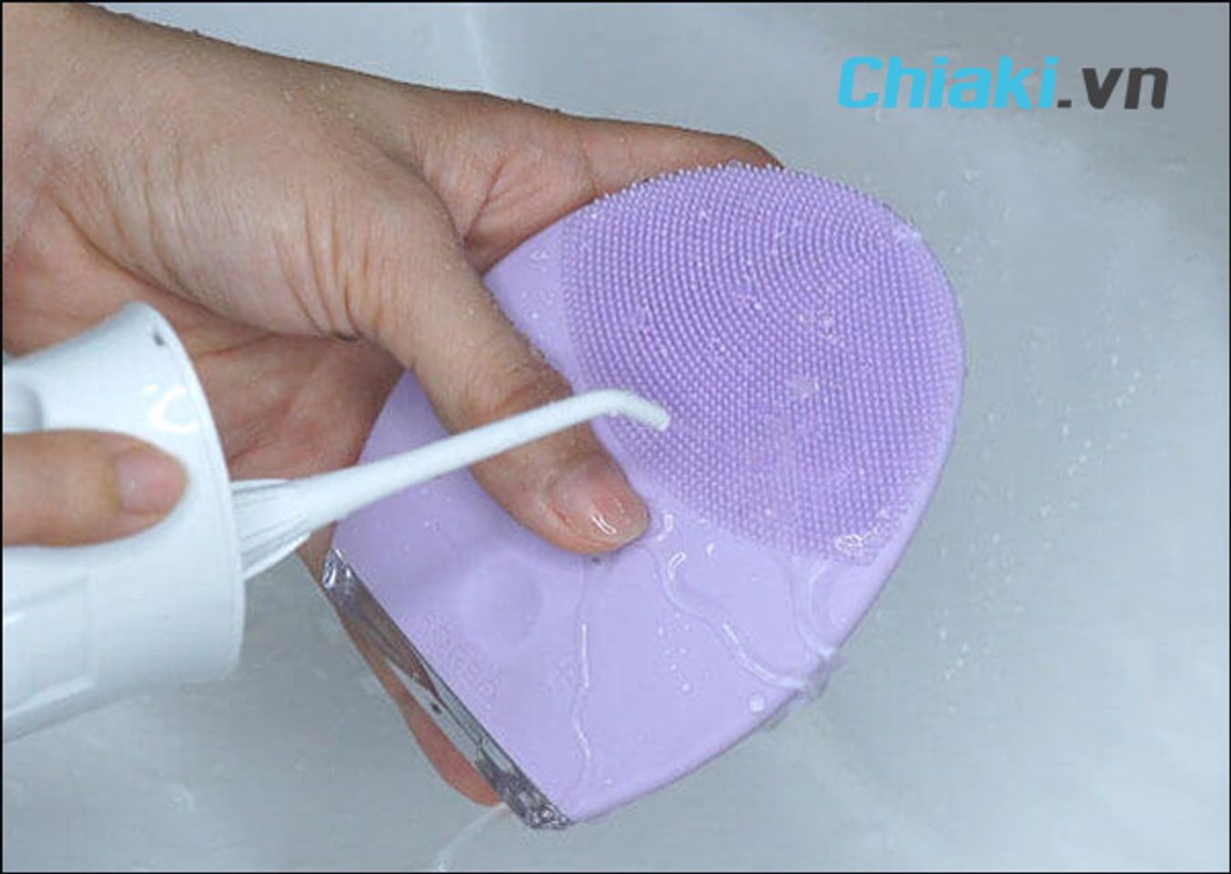 C&aacute;ch vệ sinh m&aacute;y rửa mặt bằng m&aacute;y tăm nước