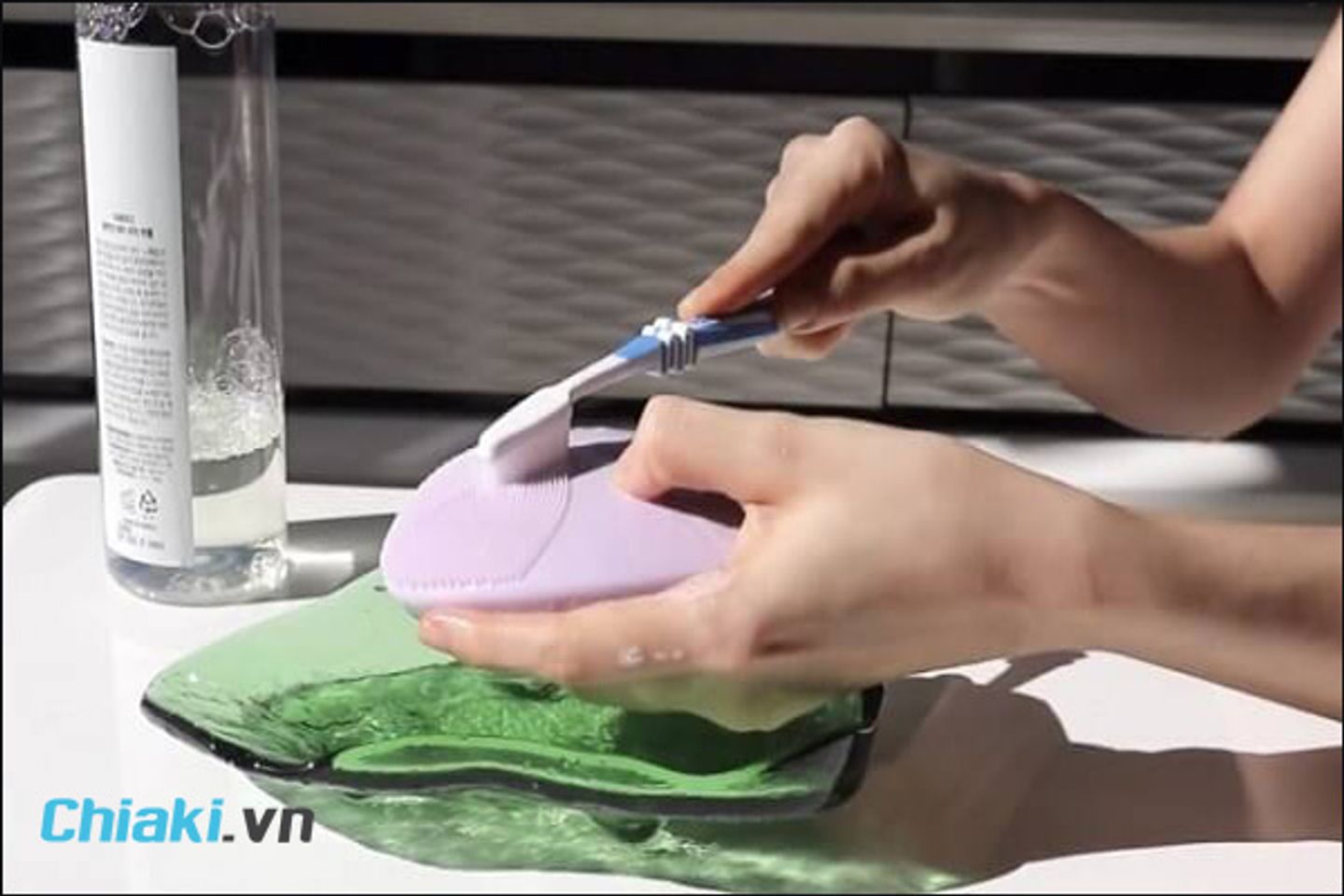 c&aacute;ch vệ sinh m&aacute;y rửa mặt bằng nước ấm v&agrave; b&agrave;n chải đ&aacute;nh răng