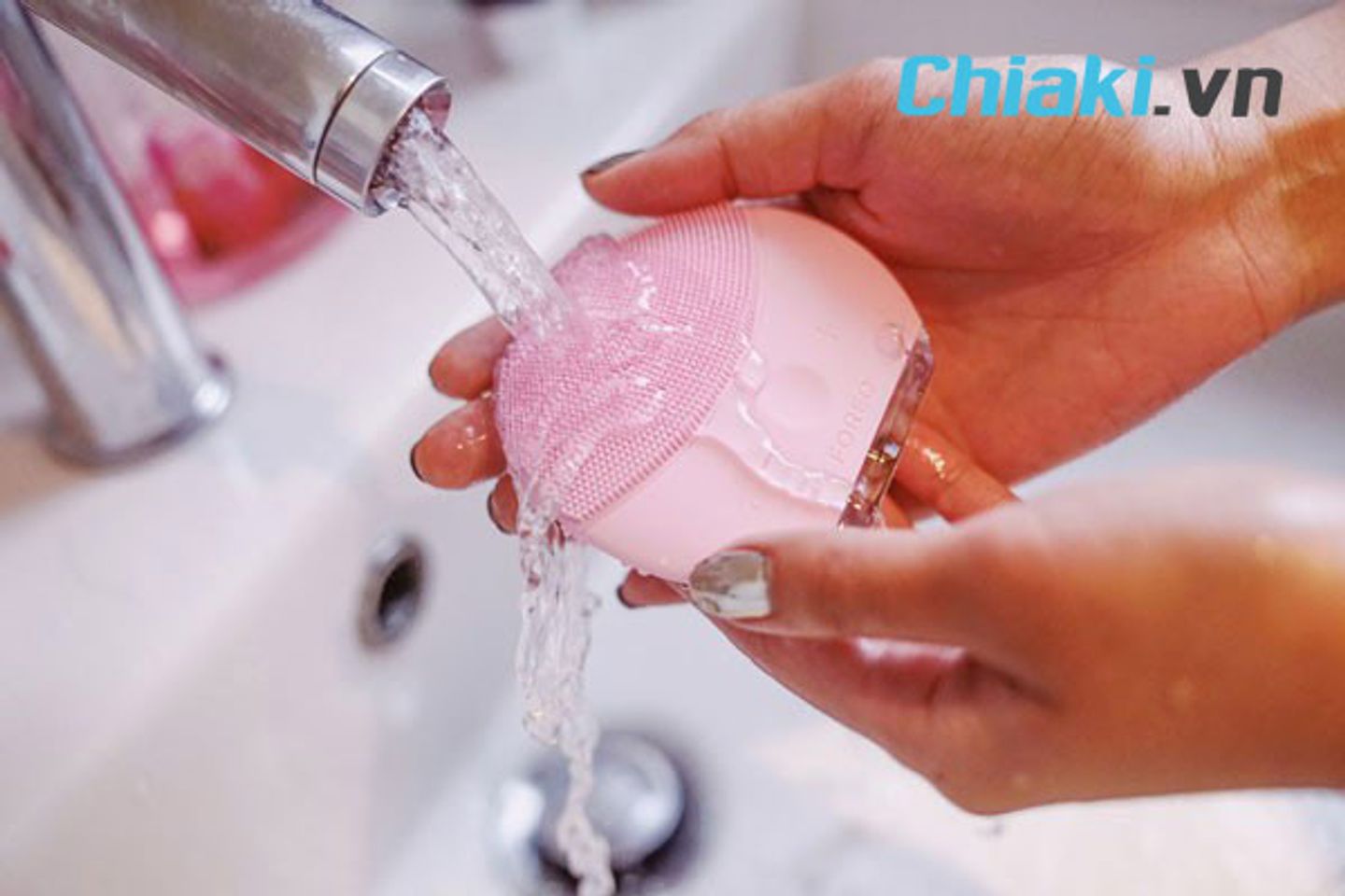 Cách vệ sinh máy rửa mặt Foreo trước vào khi sử dụng ai cũng nên biết