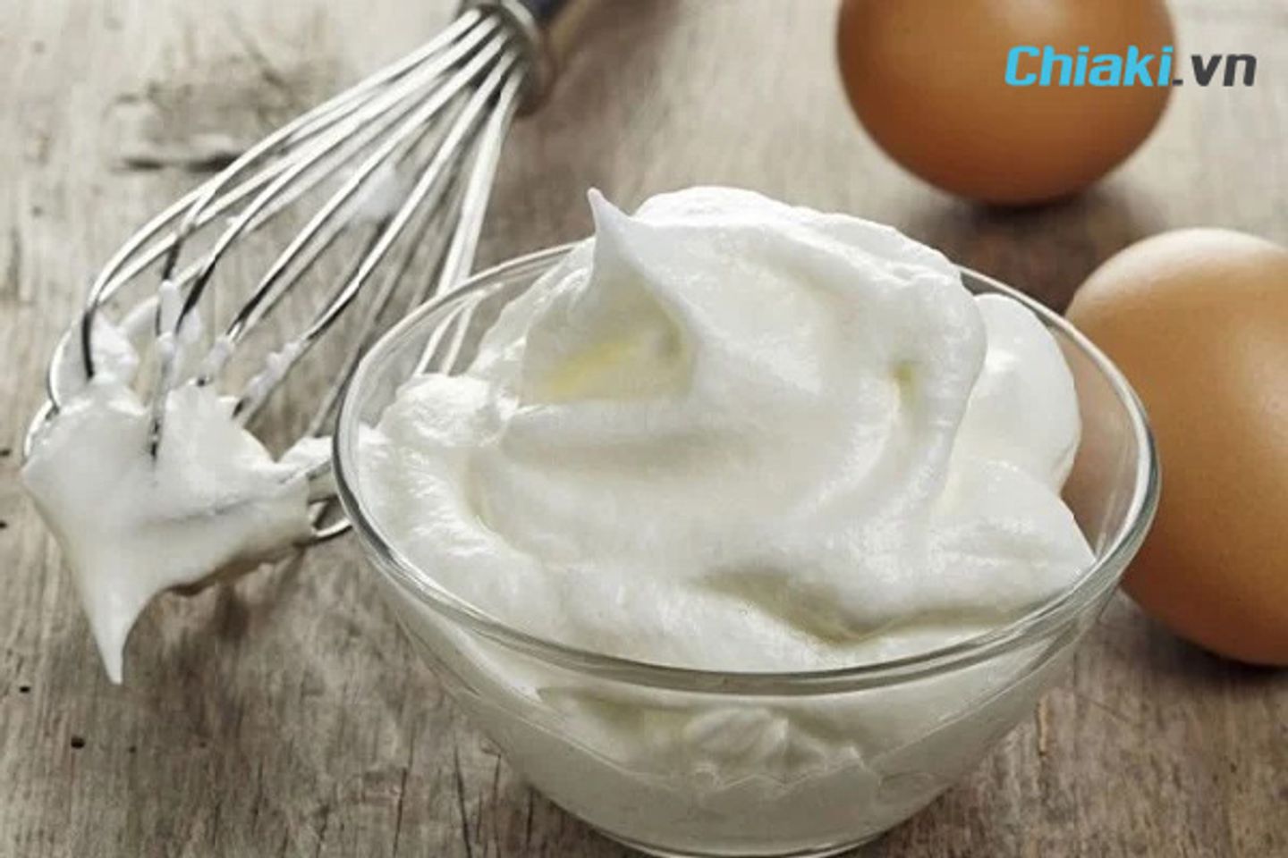 Đ&aacute;nh trứng bằng m&aacute;y xay sinh tố thay cho m&aacute;y đ&aacute;nh trứng chuy&ecirc;n dụng