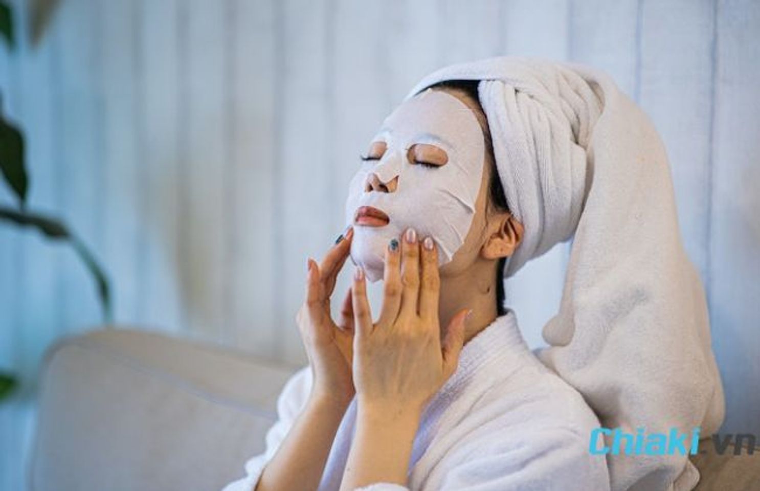 Đắp mặt nạ v&agrave;o buổi tối