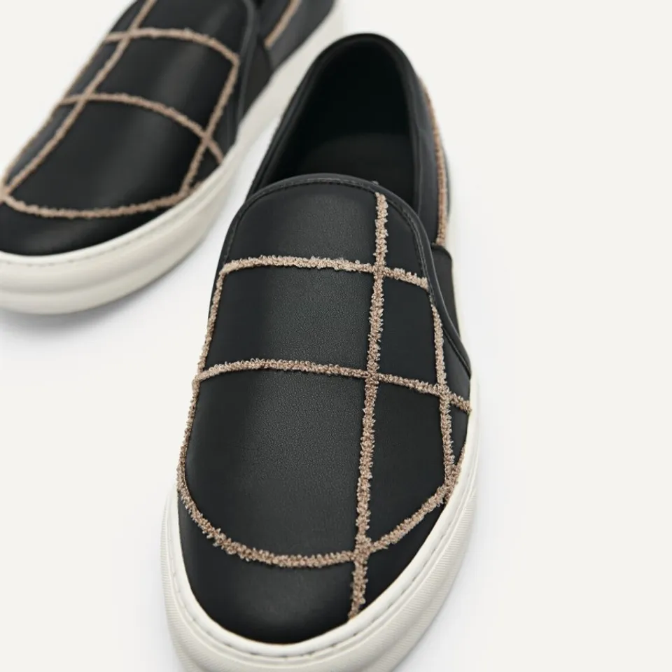 Giày nam Pedro Microfiber Slip On Sneakers PM1-76210205 Black được làm từ chất liệu cao cấp 