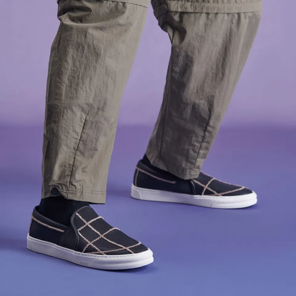 Giày nam Pedro Microfiber Slip On Sneakers PM1-76210205 Black kiểu dáng thanh lịch, trẻ trung