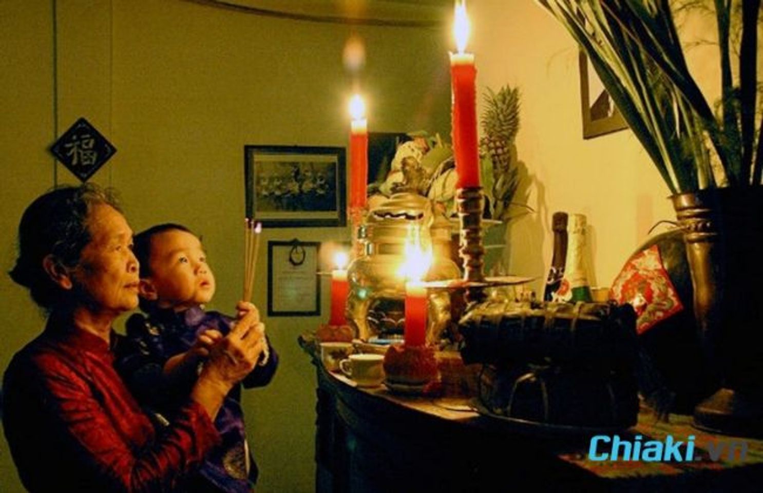 M&ugrave;ng 1 Tết n&ecirc;n l&agrave;m g&igrave; để may mắn - Thắp hương